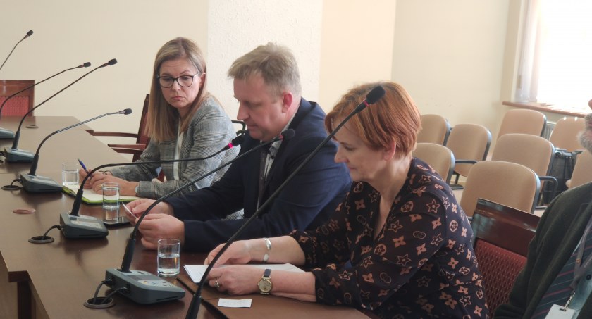 Na zdjęciu w środku Łukasz Więcek, do końca kwietnia dyrektor PUP-u