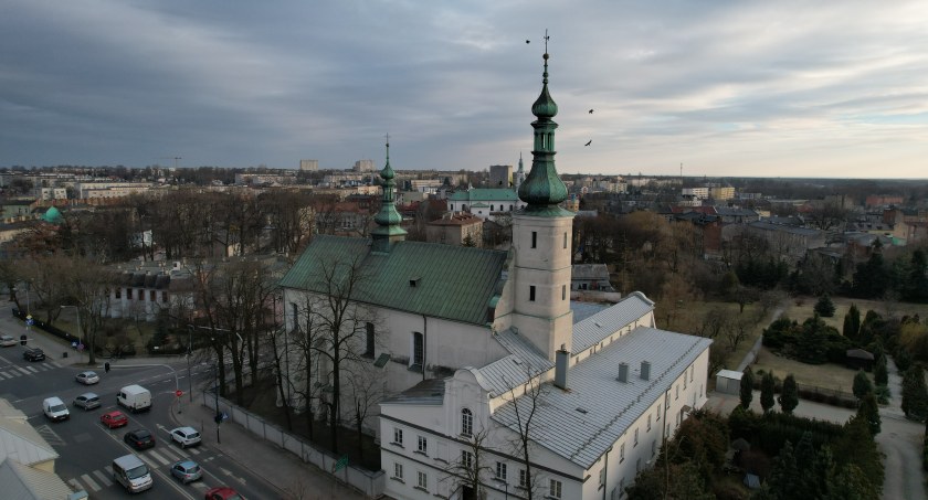 Na zdjęciu: Klasztor oo. Franciszkanów - fot. Artur Kępa/Radomsko z drona