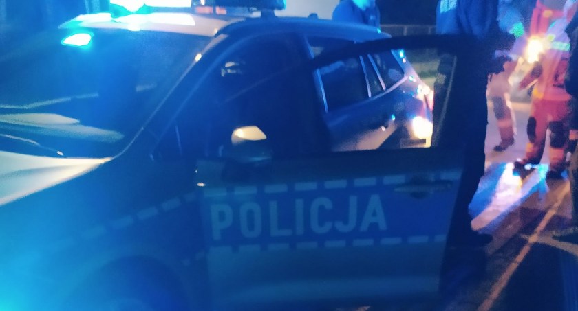 Na zdjęciu: radiowóz przybyły na miejsce podpalenia opon. Fot. Włodzimierz Gonera/OSP KSRG Dobryszyce. 