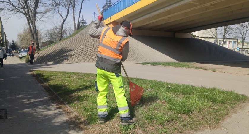 Na zdjęciu ulica Warszyca. Posprzątać trzeba nie tylko jezdnie, ale także chodniki i trawniki. A jest co sprzątać