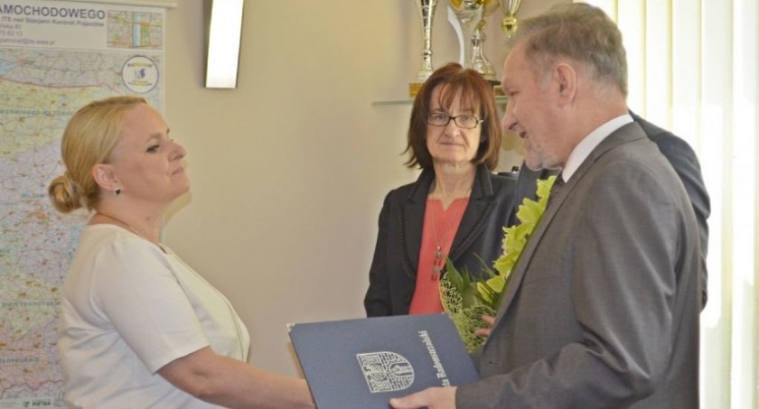Na zdjęciu Katarzyna Morga odbiera nominację na dyrektora SOSW z rąk ówczesnego starosty Andrzeja Pluteckiego - fot. Starostwo Powiatowe - kwiecień 2017