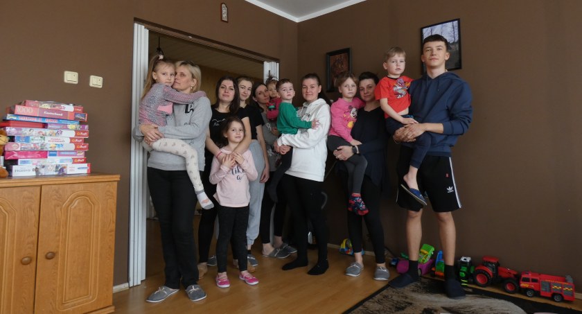 Na zdjęciu Ukrainki z dziećmi, które uciekły przed wojną i znalazły bezpieczne schronienie w domu pani Rity. W sobotę 9 kwietnia wsiadły w samochody i pojechały z powrotem 