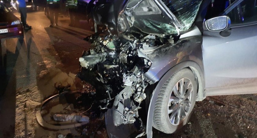 Na zdjęciu uszkodzona mazda - fot. KP PSP Radomsko