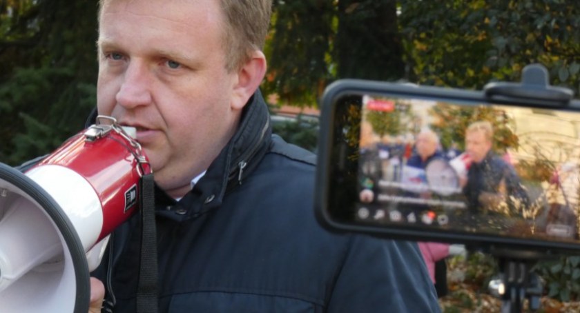 Na zdjęciu: Łukasz Więcek podczas manifestacji prounijnej w Radomsku