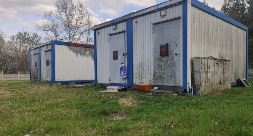 Na zdjęciu kontenery przy ulicy Spacerowej. Ostateczność dla eksmitowanych dłużników 