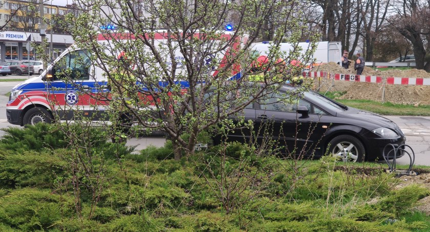 Zdjęcie poglądowe. Na zdjęciu straż pożarna i karetka pogotowia ratunkowego. 