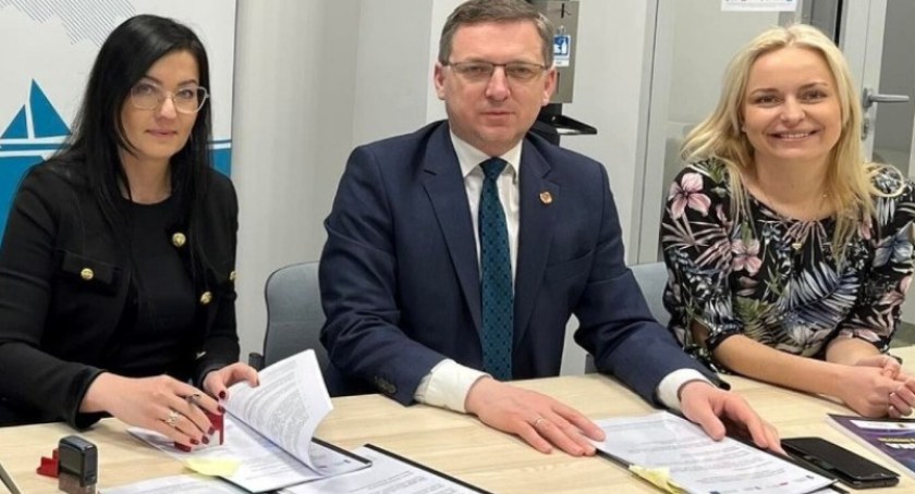 Na zdjęciu: podpisanie umowy na dofinansowanie. 