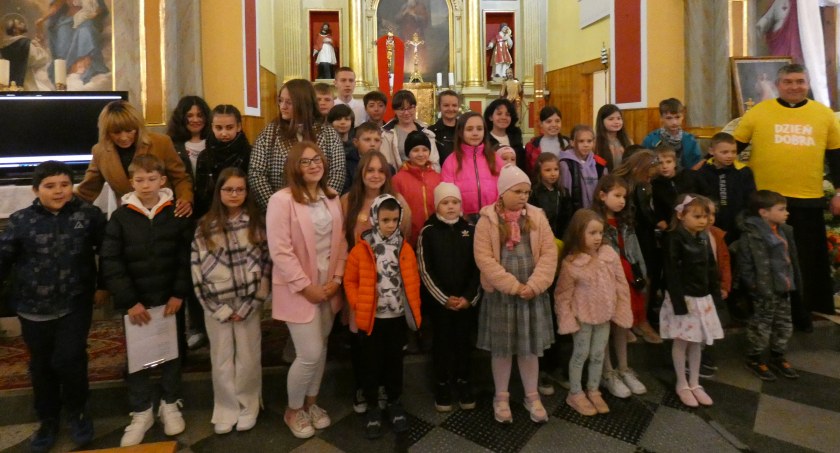 Na zdjęciu: dzieci z gminy Dobryszyce, polskie i ukraińskie. Fot. Katarzyna Snochowska. 