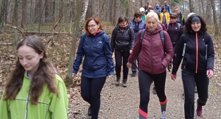 Na zdjęciu: uczestnicy trekkingu w okolicach Złotego Potoku. Fot. MOSiR Radomsko. 