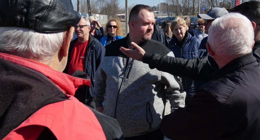 Na zdjęciu mieszkańcy, którzy 24 marca zebrali się, żeby zaprotestować. Po raz kolejny
