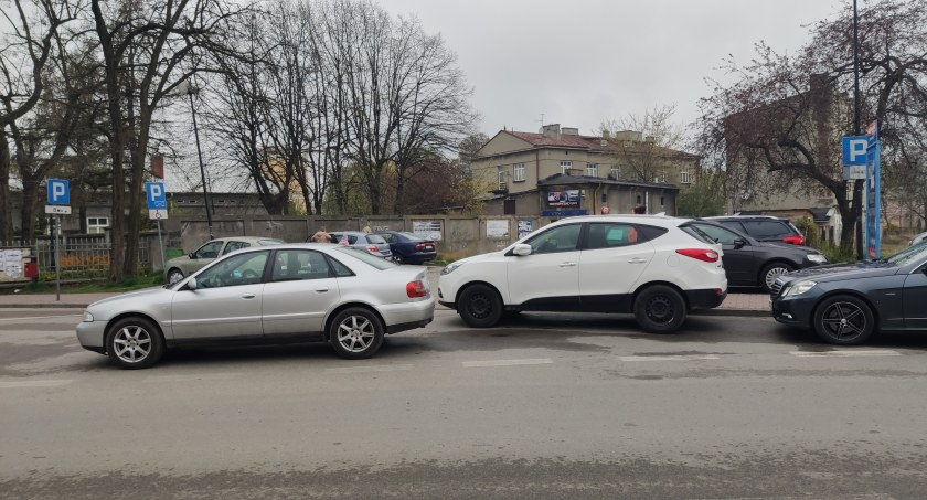 Na zdjęciu w sumie kilka nieprawidłowo zaparkowanych aut przy Przedborskiej