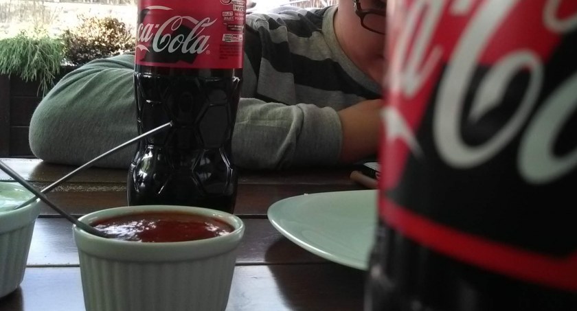 Na zdjęciu: hamburger, jeden z przykładów niezdrowego jedzenia. Fot. KS