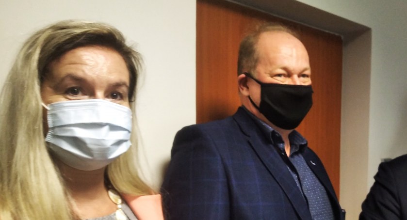 Na zdjęciu Małgorzata Lewandowska, wicestarosta powiatu odpowiedzialna za oświatę, i Bogdan Węgrzyński, nowy dyrektor I LO