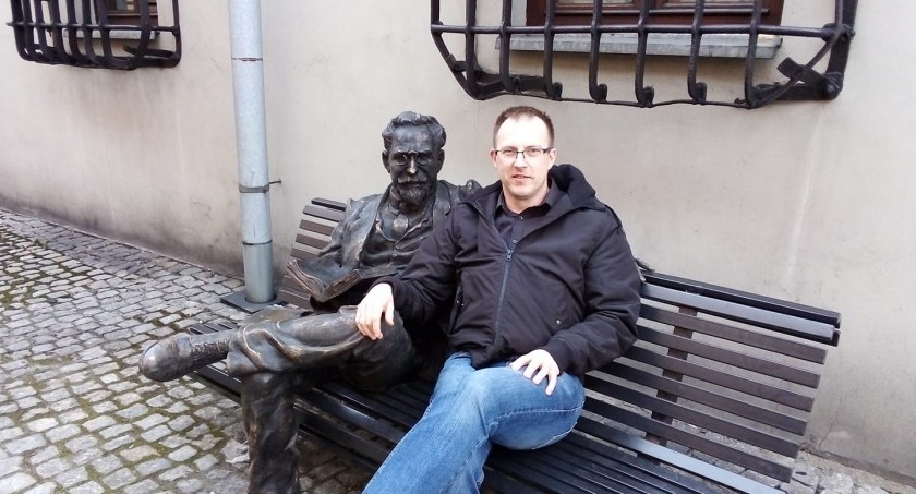 Na zdjęciu Tomasz Nowak na dziedzińcu muzeum, w którym pracuje - fot. Facebook
