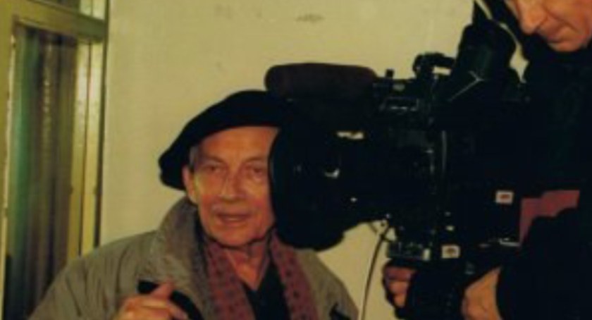 Na zdjęciu Stanisław Różewicz w Kinemie, podczas kręcenie dokumentu o tym miejscu
