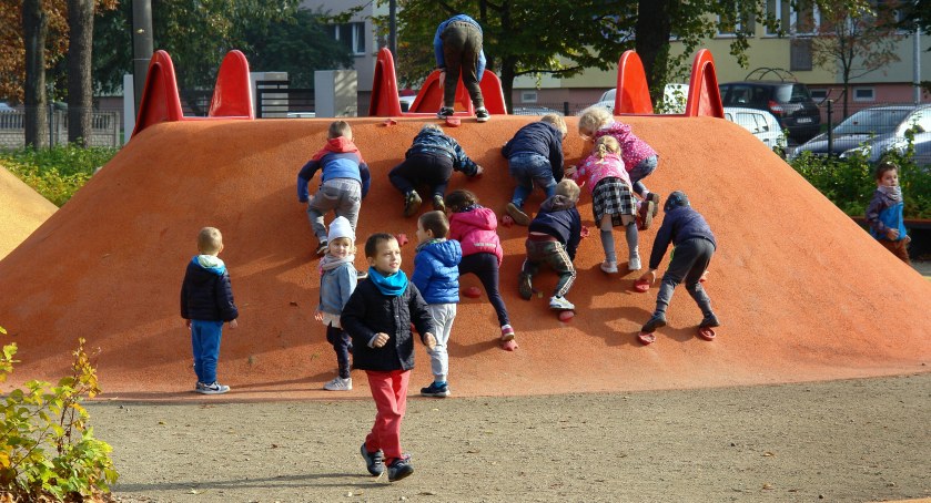 Na zdjęciu plac zabaw w parku Świętojańskim. Rok 2019