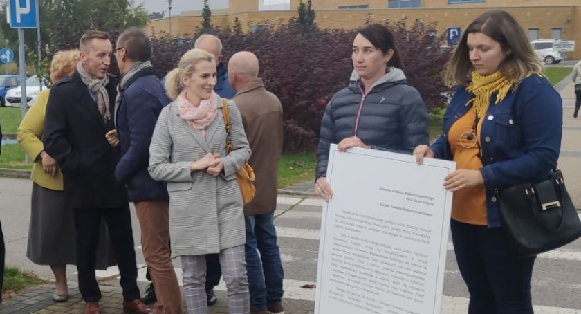 Na zdjęciu protest rodziców przed szpitalem - październik 2021