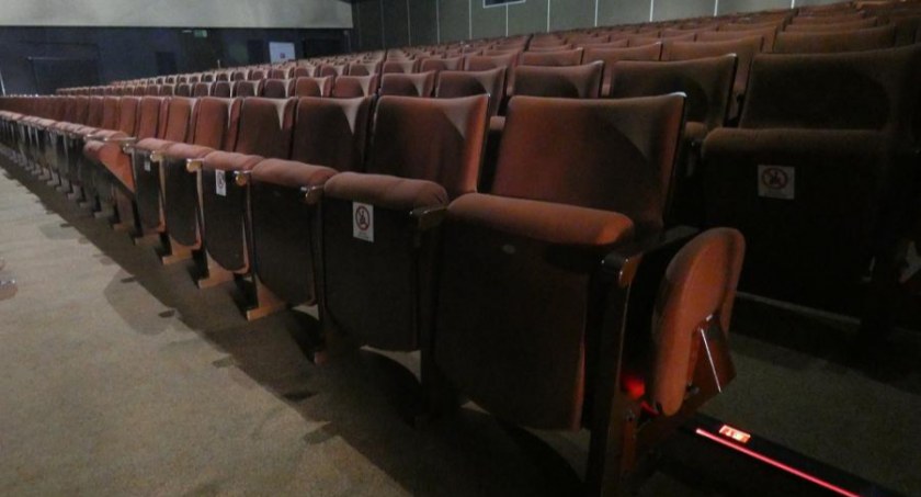 Na zdjęciu krzesła w sali widowiskowej MDK