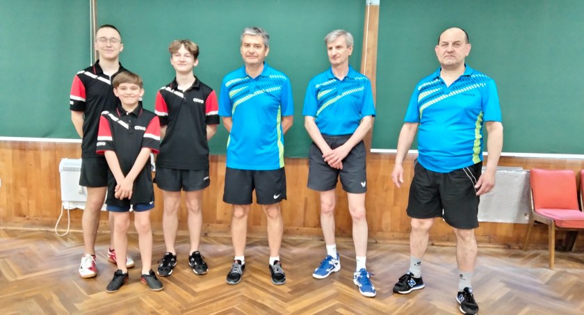 Na zdjęciu w niebieskich koszulkach zawodnicy Sokoła