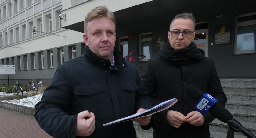 Na zdjęciu radni Więcek i Dębski podczas konferencji, na której informowali o złożeniu skargi
