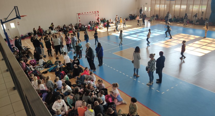Na zdjęciu uczniowie Czwórki ewakuowani do hali powiatowej 