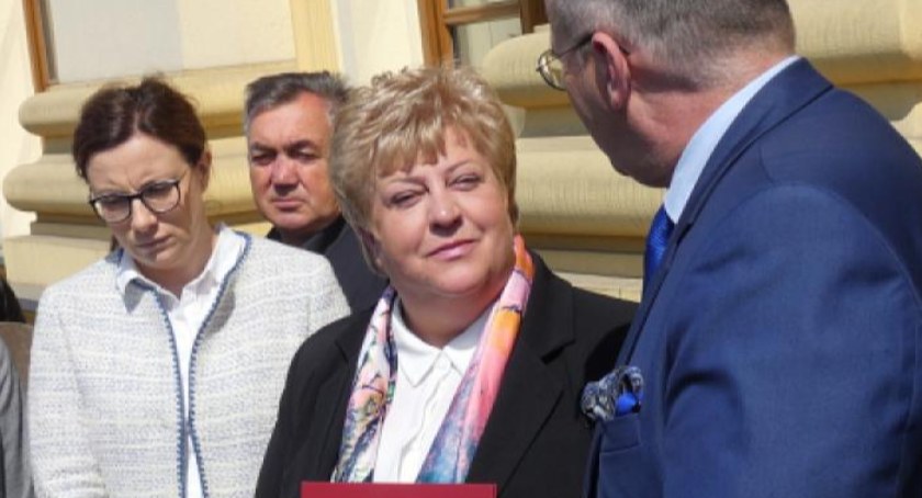 Na zdjęciu Renata Koska odbiera nominację na komisarza Przedborza po tym, jak stanowisko stracił skazany prawomocnym wyrokiem burmistrz Miłosz Naczyński - 2019 