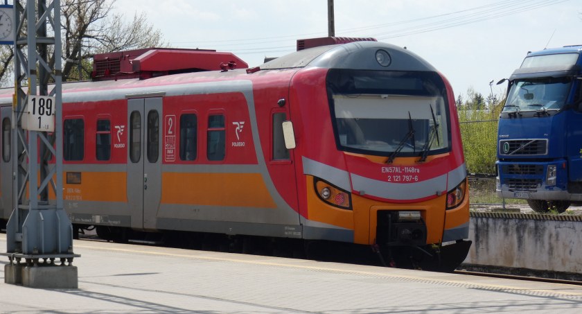 Na zdjęciu pociąg spółki Polregio do Częstochowy, który odjechał z dworca w Radomsku w poniedziałek 2 maja