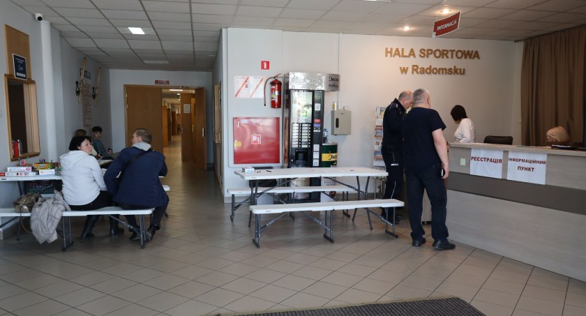 Na zdjęciu punkt rejestracyjny w hali - fot. UM Radomsko