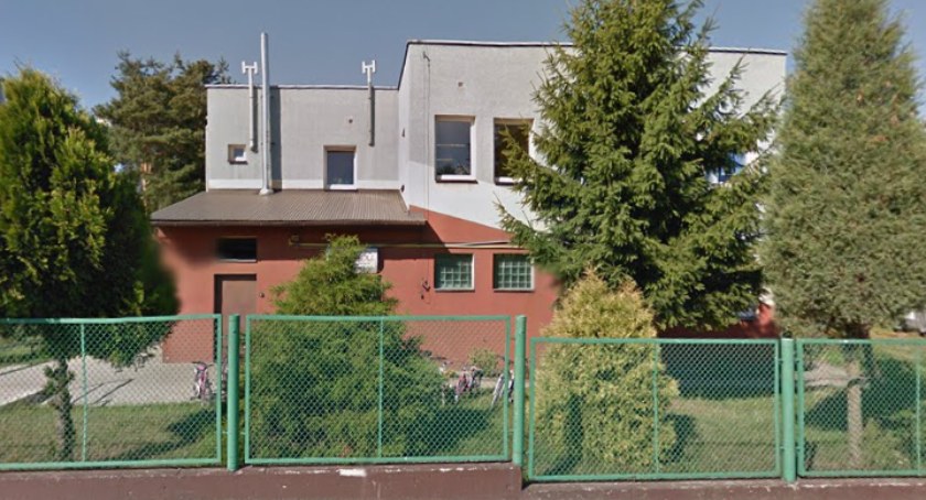 Na zdjęciu Zespół Szkolno-Przedszkolny w Gomunicach - mapy Google 