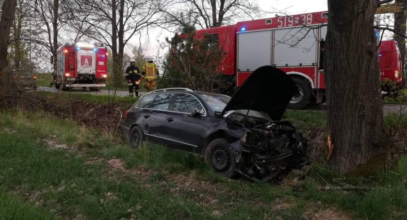 Na zdjęciu auto, które uderzyło w drzewo - fot. OSP Kobiele Wielkie/Facebook