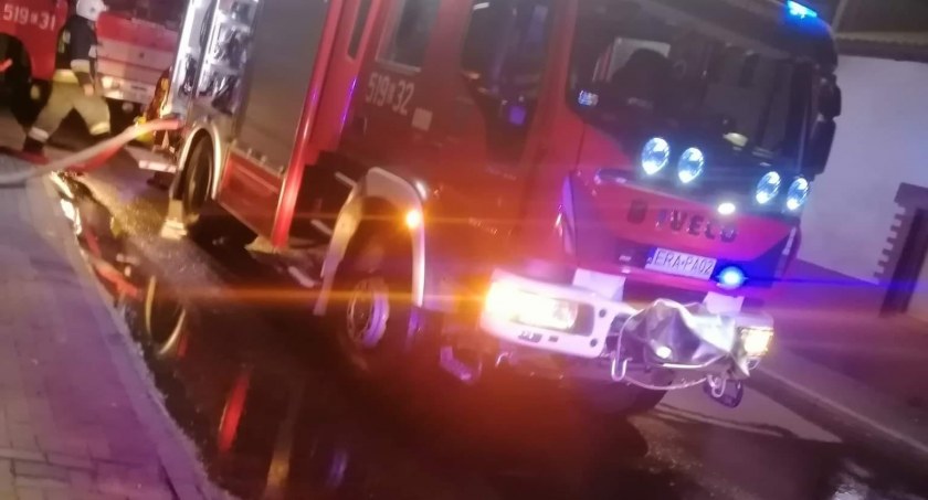 Na zdjęciu strażacy gaszący pożary w Wielgomłynach - fot. OSP Wielgomłyny/Facebook