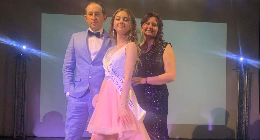 Na zdjęciu: Klaudia Gajda z rodzicami podczas finału wyborów Miss UK i Ireland 2022. 