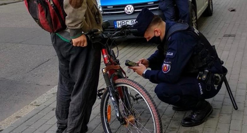 Na zdjęciu: kontrola trzeźwości rowerzysty przez policjanta. Fot. Policja/Ruch Drogowy/