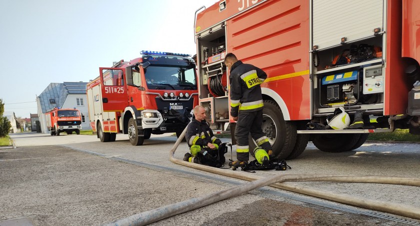 Na zdjęciu jednostki straży biorące udział w akcji gaśniczej. Fot. OSP Pławno. 