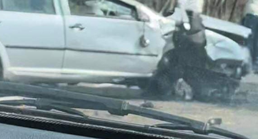 Na zdjęciu uszkodzony samochód. Fot. Ewelina Sabasińska/Facebook