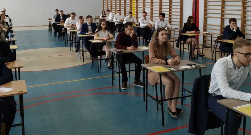 Na zdjęciu maturzyści z Mechanika tuż przed egzaminem z matematyki w czwartek 5 maja - fot. ZSP nr 1/Facebook