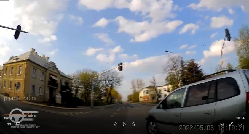 Na zdjęciu zrzut ekranu z filmu z kamerki samochodowej w aucie kierowcy, który zobaczył, że kierująca zafirą może być nietrzeźwa - film opublikowany na profilu Radomszczańscy Mistrzowie Kierownicy/Facebook
