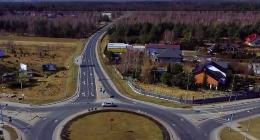 Na zdjęciu: rondo Sybiraków w Radomsku. Fot. Mateusz Dębczyk/R.SKI/PrtSc