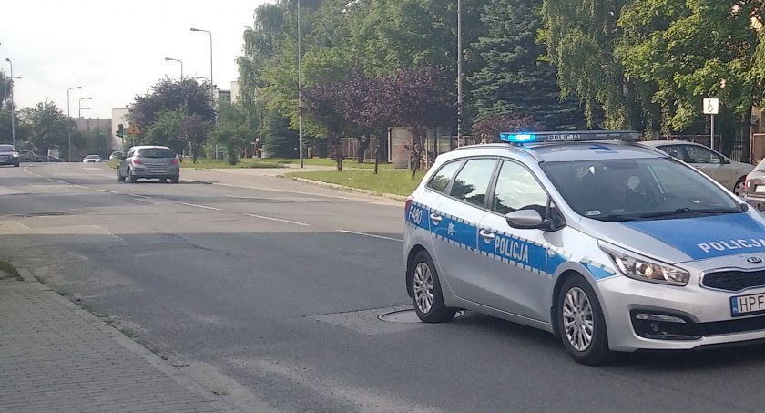 Na zdjęciu radiowóz policyjny jadący ulicą Piastowską. 