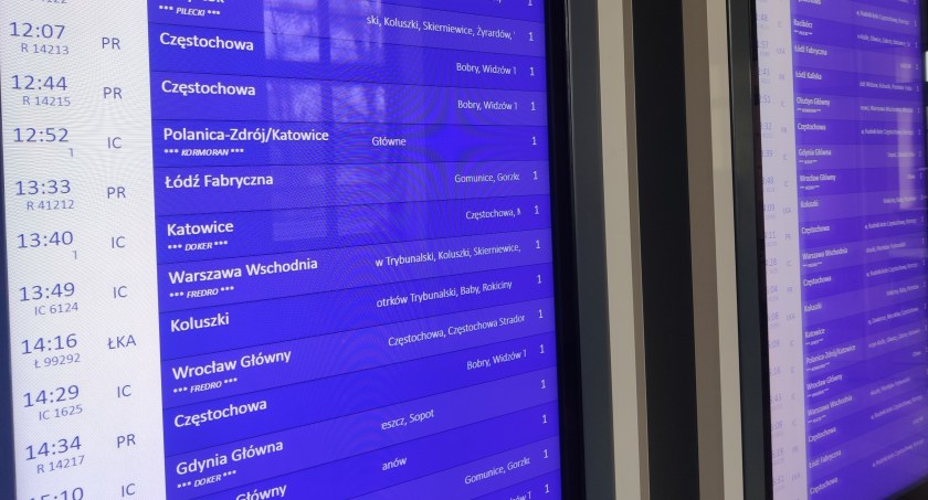 Na zdjęciu elektroniczny rozkład jazdy pociągów na radomszczańskim dworcu PKP