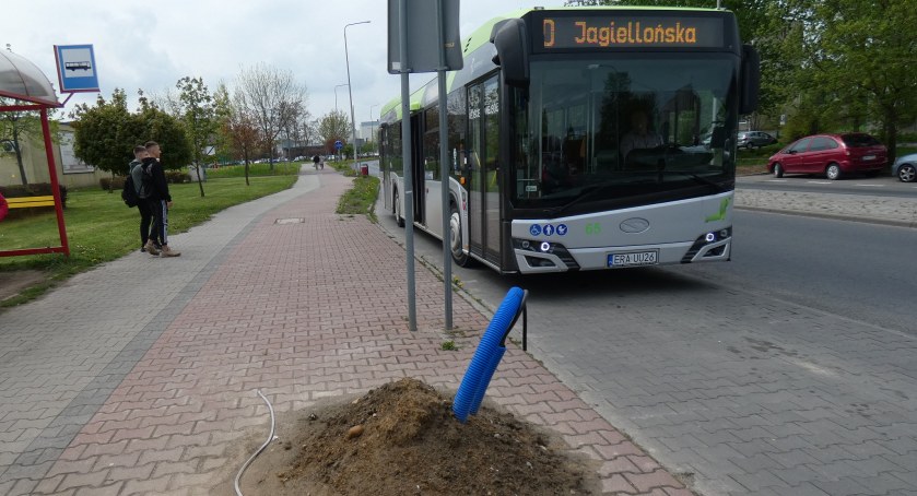 Na zdjęciu przystanek autobusowy na ulicy Jagiellońskiej. Poniżej: ścieżka rowerowa na tej samej ulicy. Fot. KS