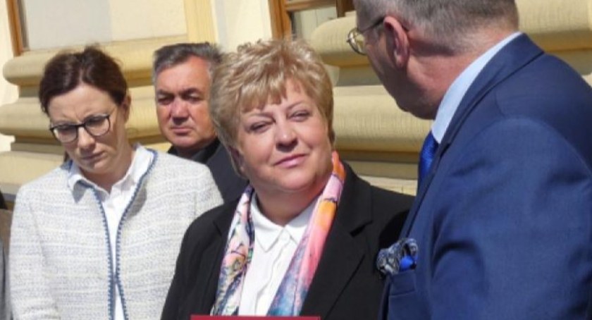 Na zdjęciu Renata Koska odbiera nominację na komisarza Przedborza po tym, jak stanowisko stracił skazany prawomocnym wyrokiem burmistrz Miłosz Naczyński - 2019