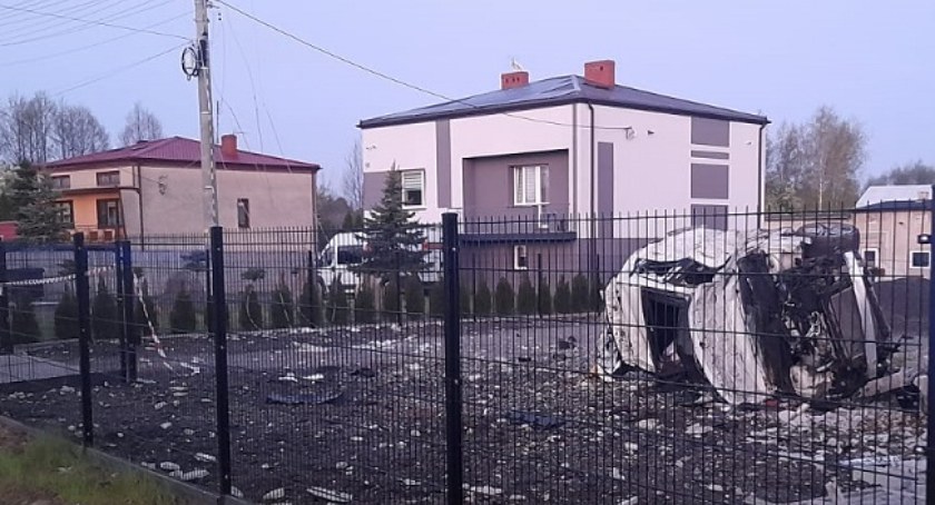 Na zdjęciu rozbite samochody, sprawczyni i jaguar, który został staranowany  - fot. KPP Radomsko