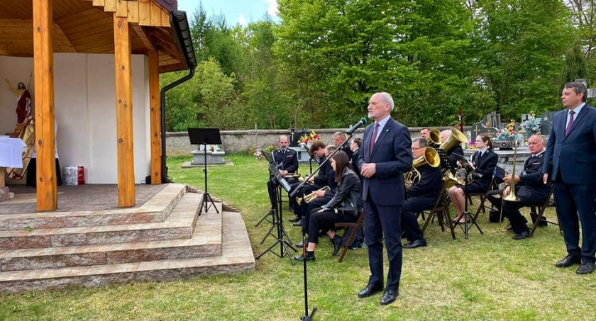 Na zdjęciu Antoni Macierewicz przemawia podczas uroczystości w Bąkowej Górze - fot. Facebook/Anna Milczanowska