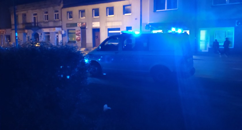 Na zdjęciu policyjny radiowóz na miejscu strzelaniny 