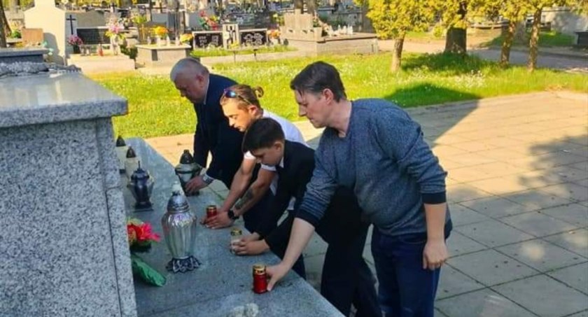 Na zdjęciu Arkadiusz Ciach i działacze zapalają znicze fot. Facebook/Arkadiusz Ciach 