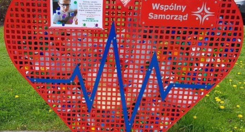 Na zdjęciu serce, do którego mieszkańcy mogą wrzucać plastikowe nakrętki. Fot. Wspólny Samorząd/facebook. 