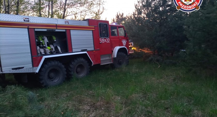 Na zdjęciu akcja gaśnicza strażaków w miejscowości Miejskie Pole. Fot. OSP KSRG Przedbórz. 
