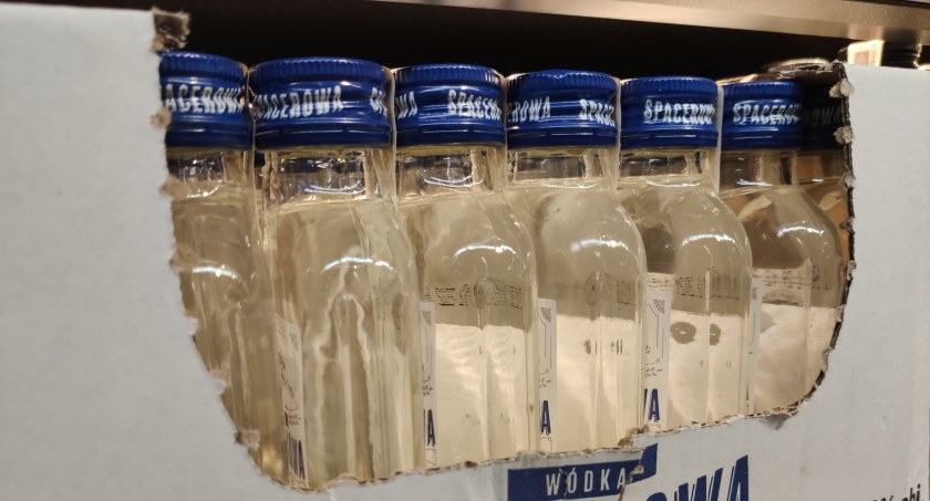 Na zdjęciu tzw. małpki, alkohol sprzedawane w małych butelkach 