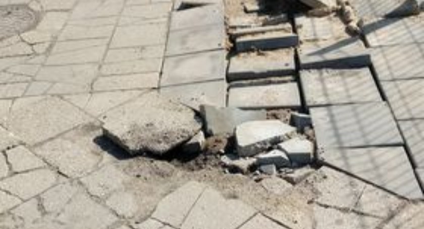 Na zdjęciu mocno uszkodzony fragment chodnika